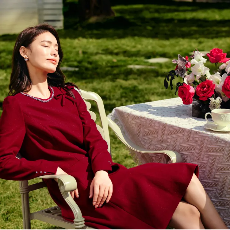 热烈红色礼服裙|领口精致钉钻蝴蝶结|珂莱蒂尔新款连衣裙