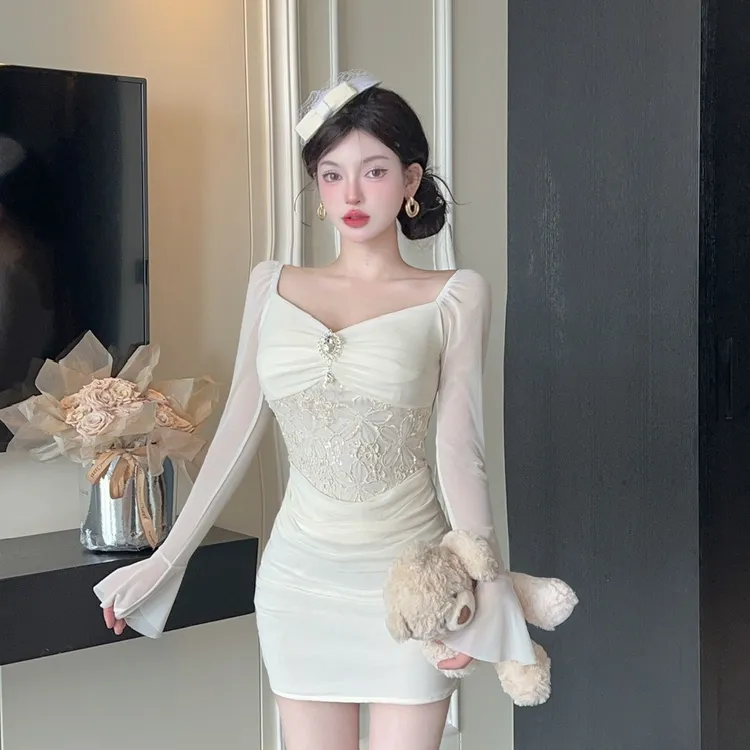 出游服装长袖性感蕾丝网纱拼接紧身包臀短裙超好看的早秋连衣裙女