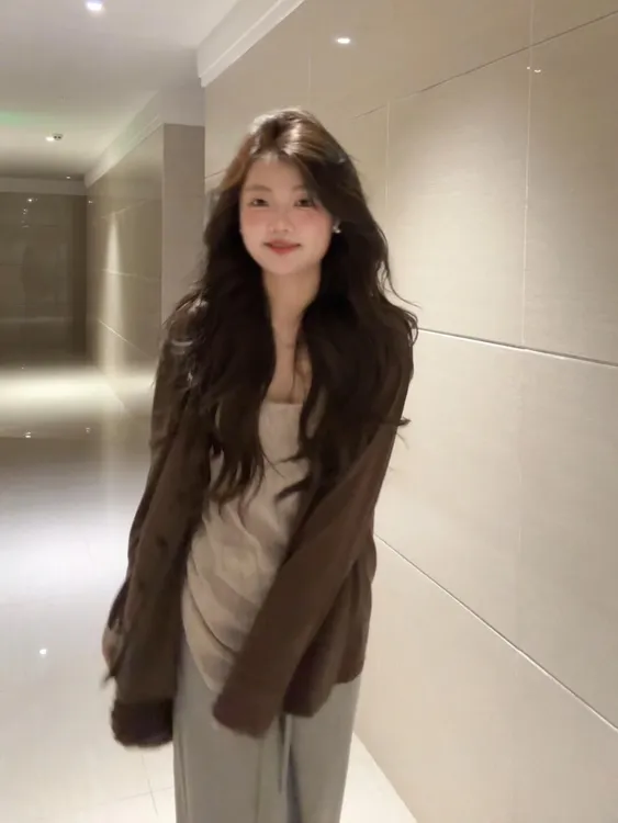 2025早秋新款松弛感穿搭慵懒内搭背心长袖开衫搭配休闲裤三件套女