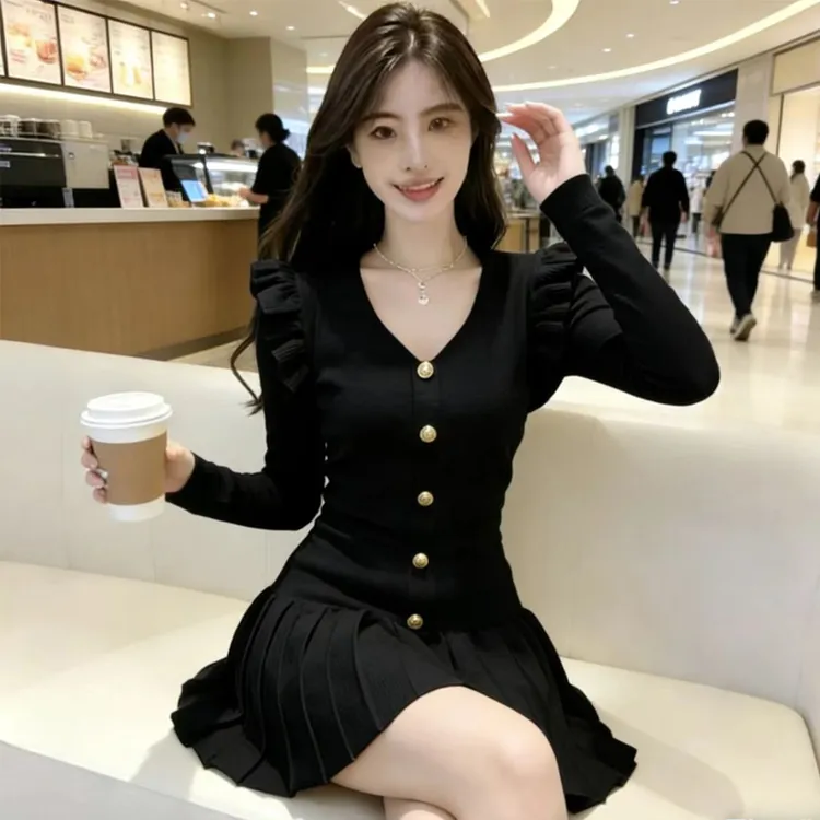 法式v领黑色打底裙女长袖金属装饰扣收腰显瘦裙子秋冬内搭连衣裙