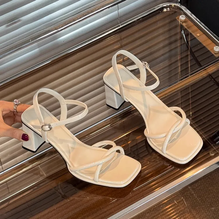 携夫人法式一字带气质高跟凉鞋2025夏季新款百搭高级感鱼骨凉鞋女