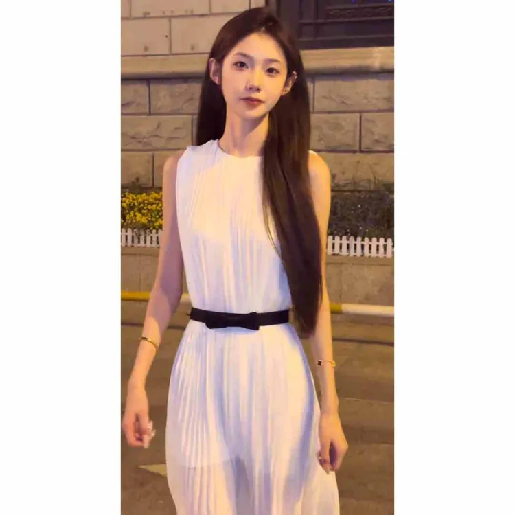 MARIE.COCO法式高级感无袖压褶白色吊带连衣裙女淑女气质收腰长裙