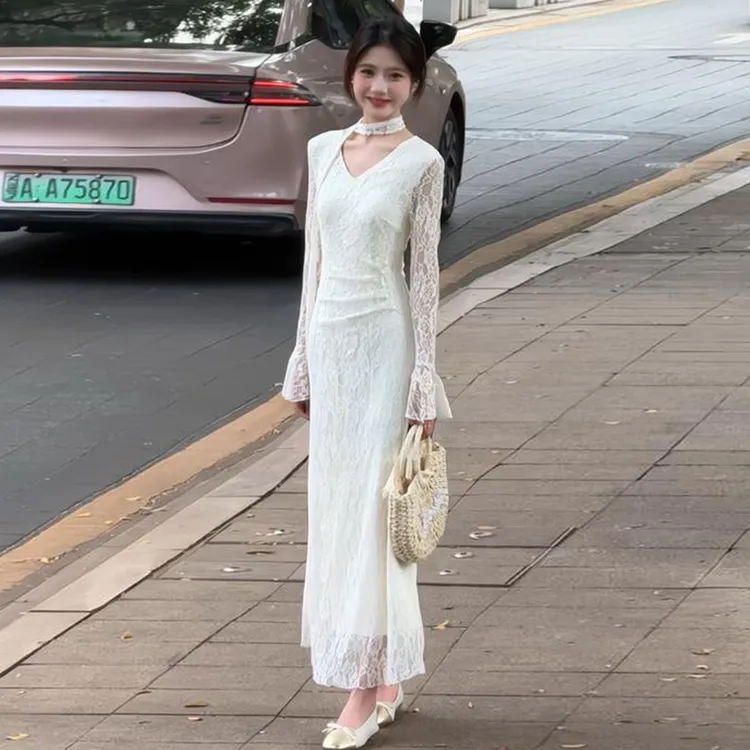 法式温柔风白色蕾丝V领连衣裙女秋冬2025新款设计感挂脖高腰长裙