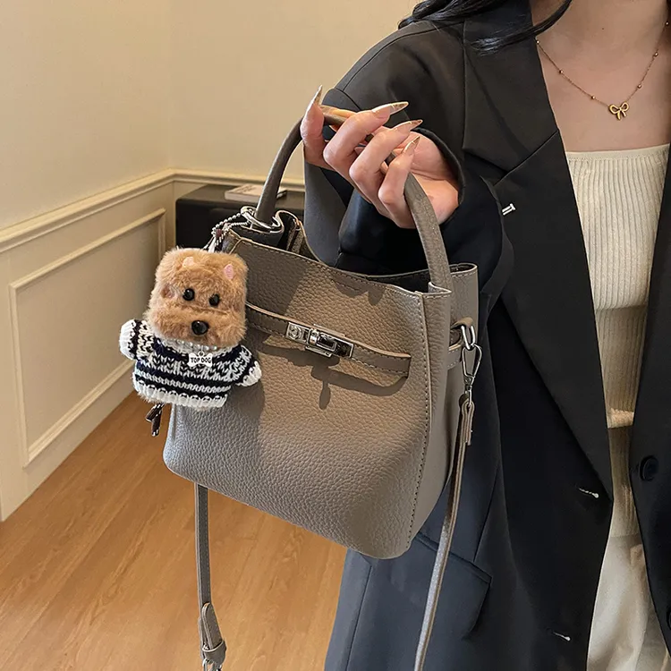 高级感复古秋冬包包女款爆款2025新款百搭斜挎包流行手提包水桶包