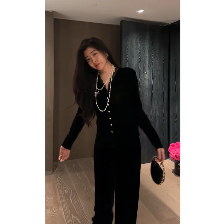 N.COU妮蔻25冬新款百搭蕾丝拼接V领丝绒修身显瘦黑色上衣DY23221