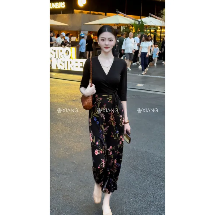 原创设计裹身裙2025新中式上黑下拼碎花连衣裙一片式显瘦连衣长裙