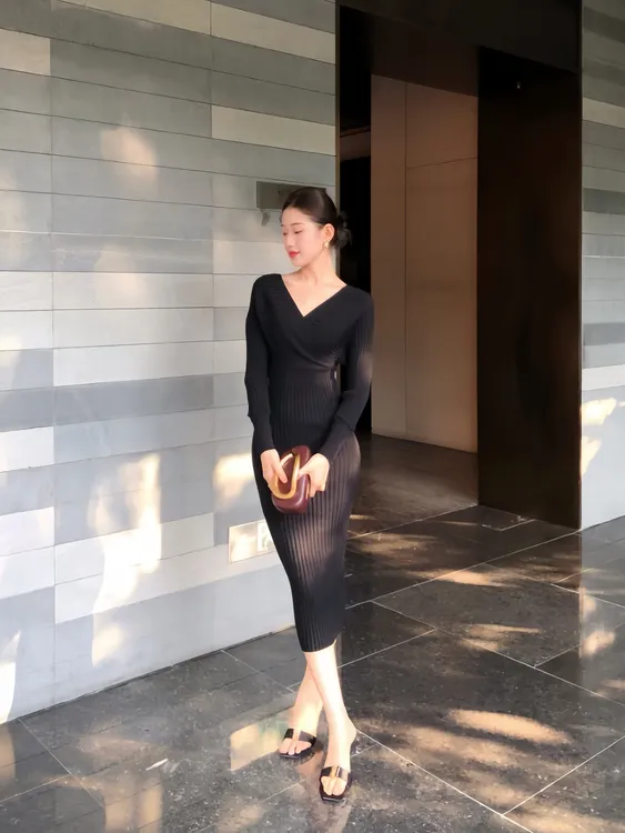 高级感黑色针织连衣裙女 V领收腰包臀中长裙秋冬显瘦气质内搭打底