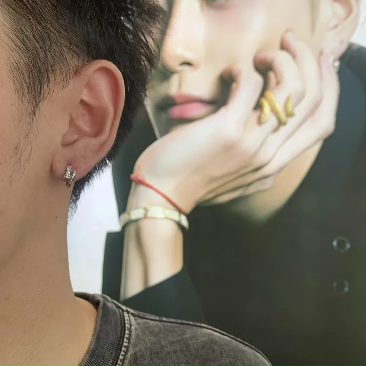 925银莫桑石耳饰 王嘉尔同款耳钉男纯银莫桑钻潮流个性耳环嘻哈