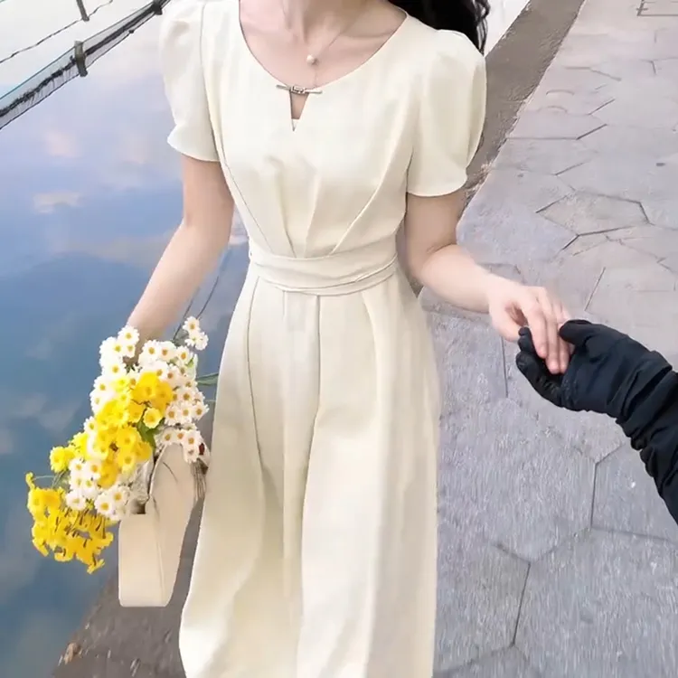 纯色连衣裙女2025年夏季收腰显瘦设计感法式复古高级感赫本风长裙