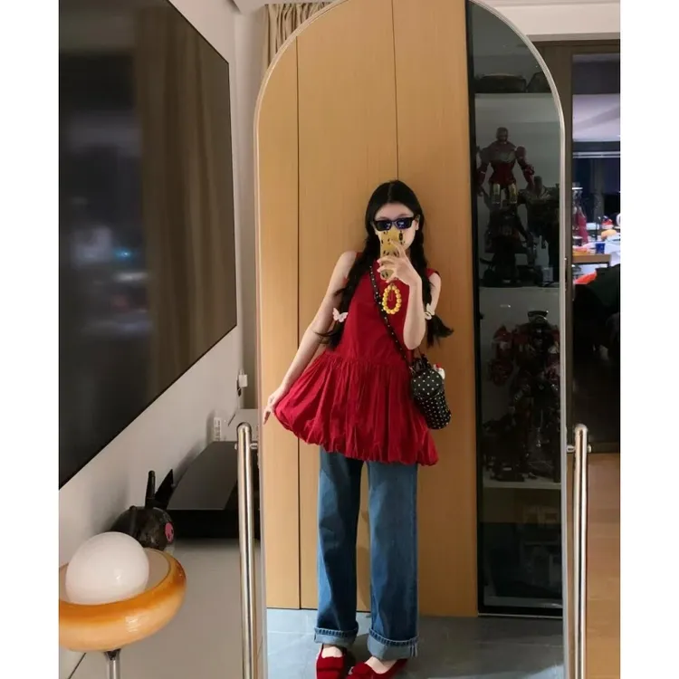 夏季时髦显白显瘦花苞红色无袖背心上衣2025新款百搭牛仔裤套装