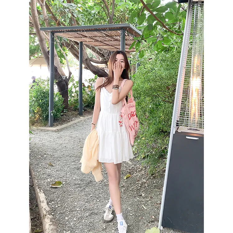 法式白色气质吊带连衣裙女夏新款韩系收腰显瘦温柔风海边短裙子潮