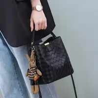 高级感水桶包包2025新款时尚单肩女包百搭编织斜挎包百搭手提女包