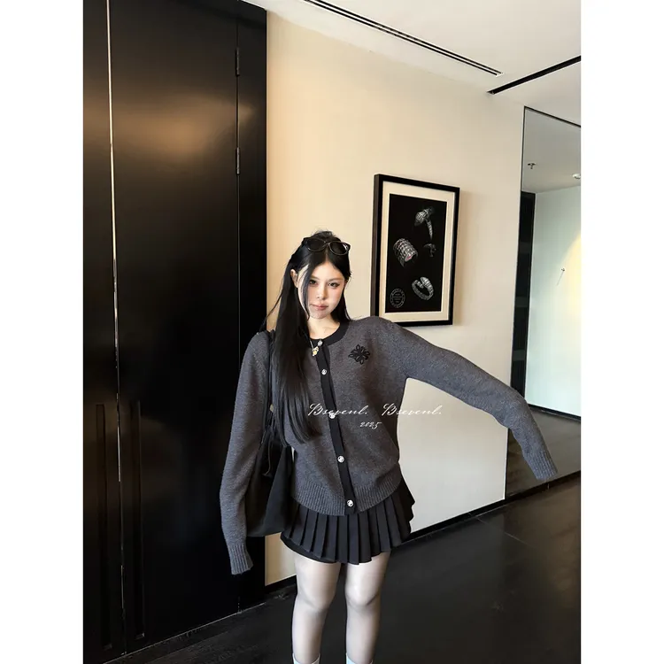 黑泽玄七【宁艺卓套装】秋冬贵气精致雕花扣开衫&呢子百褶裙女0609