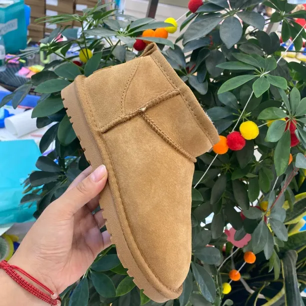 矮筒休闲加厚冬季厚底加绒百搭女士皮毛一体真皮雪地靴