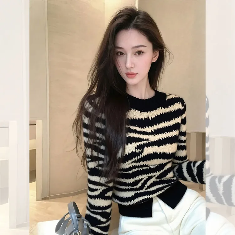 别致独特漂亮内搭小衫女冬季穿搭黑杏条纹毛衣洋气高贵针织衫上衣