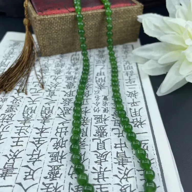 新疆料天然和田玉俄罗斯碧玉辣阳绿项链卡6mm显白衬肤色高级感