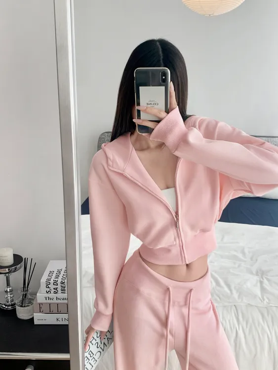 张紫一高个子白女博主风短款收腰连帽外套长袖秋冬款拉链卫衣