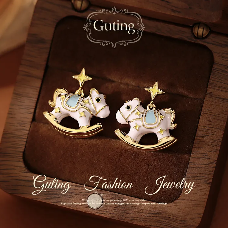 铜合金耳饰 22811金色星星木马耳钉女秋冬耳环轻奢高级感气质耳饰