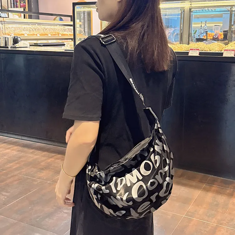 字母2025新品甜美风字母做旧多层款单肩斜挎包百搭小众饺子包时尚