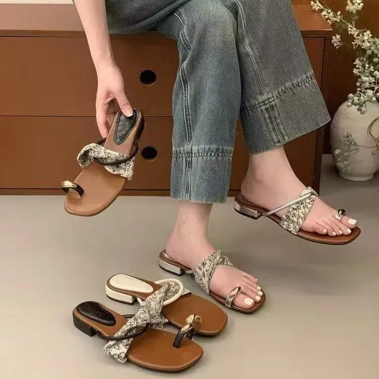 度假风！超好看金属扣套趾字拖鞋女外穿配裙子平底一字带沙滩凉拖