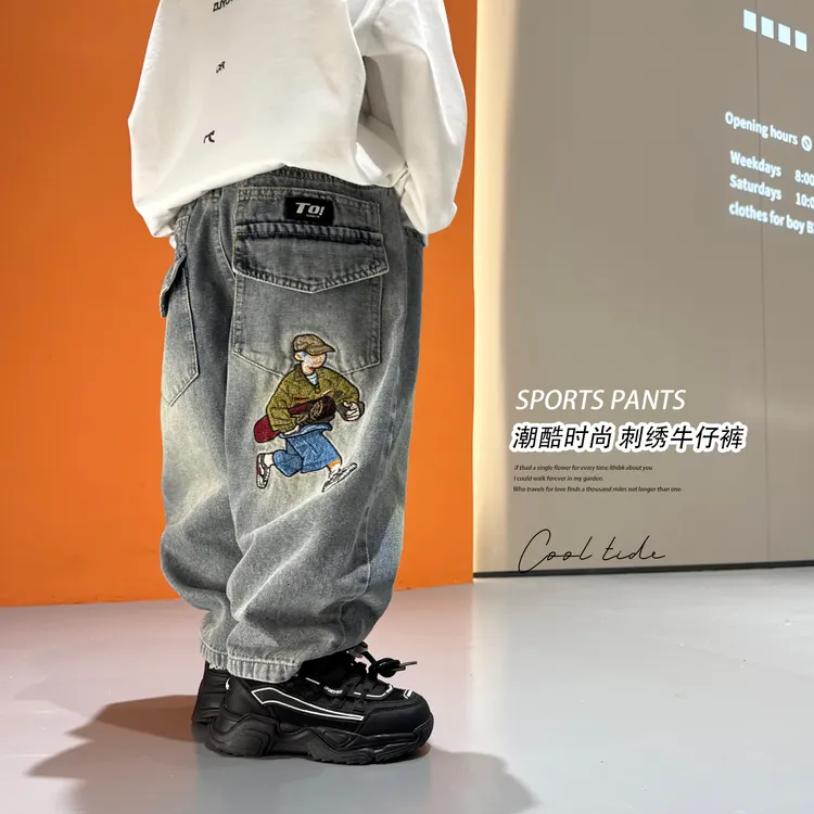 儿童卡通牛仔裤秋款2025新款男童洋气刺绣宽松裤宝宝潮酷百搭裤子