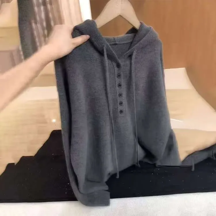 领口纽扣设计款连帽卫衣2025秋冬新款宽松女款慵懒抽绳针织衫上衣