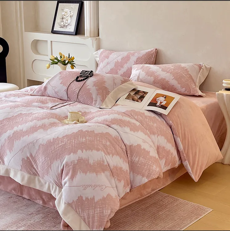 2025新款A类宽边雕花牛奶绒高克重四件套防寒透气保暖