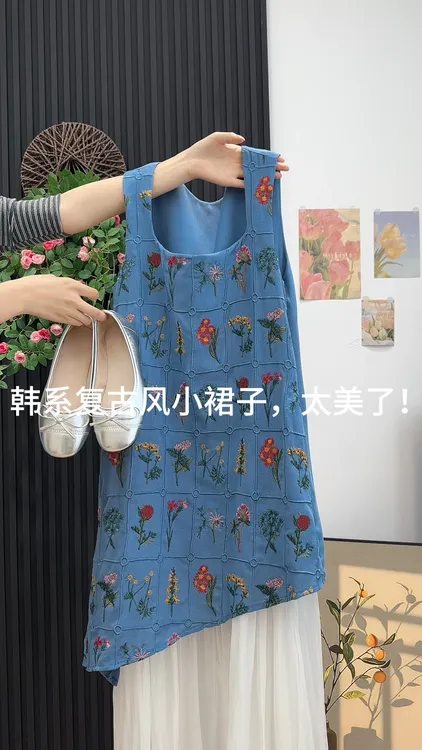 2025夏季新款刺绣小花设计感无袖长裙女蓝色温婉v领拼接连衣裙ins