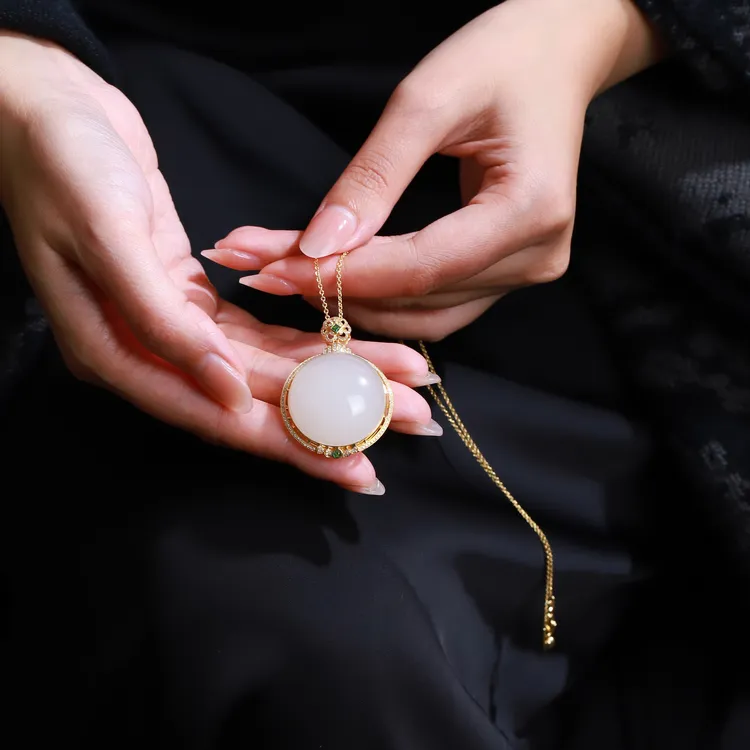 【凝圆】原创设计18k金钻石镶嵌和田玉冰料吊坠气质时尚女王