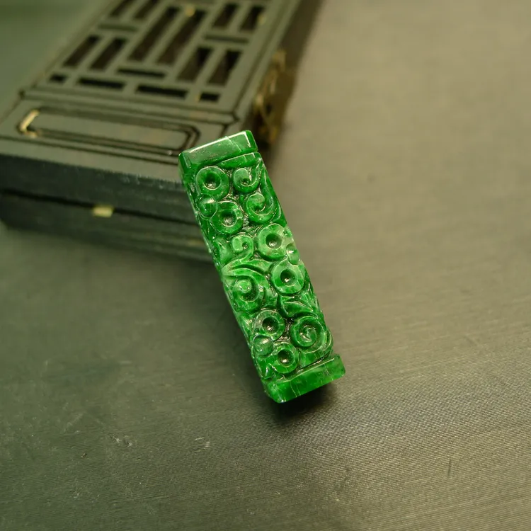 #I252满色辣绿天然A货翡翠长方体管珠雕花桶珠吊坠
