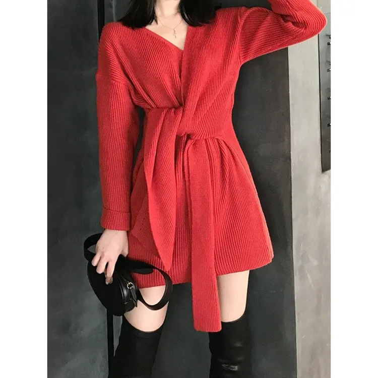 红色绑带长袖v领针织连衣裙女法式气质收腰显瘦小众设计感小个子