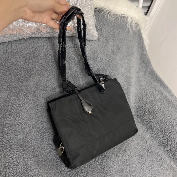 95新 Prada/普拉达 小号侧标锁头托特黑色亚克力尼龙单肩腋下包