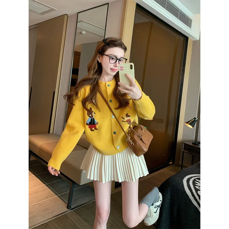 黄色卡通开衫毛衣女秋冬2025新款宽松设计感针织衫百褶裙两件套