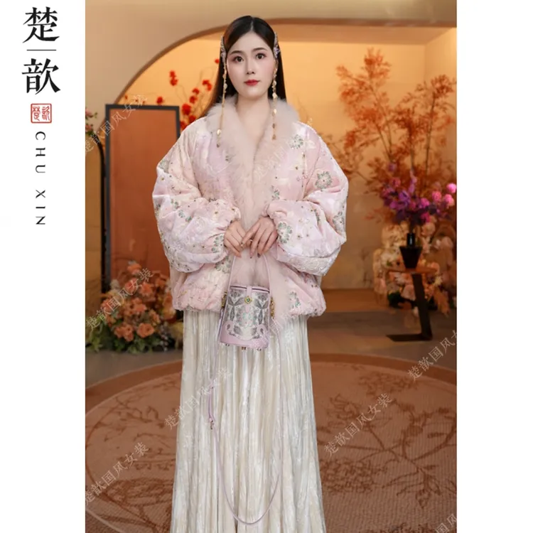 【粉黛琉璃】新款轻奢高端国风羽绒服珠绣冬季狐狸毛女款贵气外套