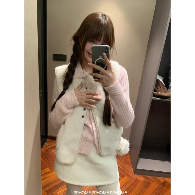 皮毛一体毛毛马甲女外套+粉色叠穿镂空翻领毛衣+羊羔短裙套装