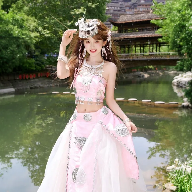 云南贵州少数民族苗族粉色舞蹈演出服苗疆女土家族苗寨旅拍摄影服