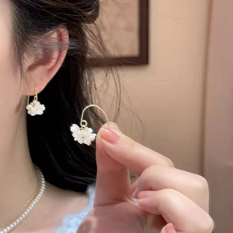 铜合金树脂耳饰 爆款温柔气质白色花朵流苏耳挂耳环百搭精致耳饰