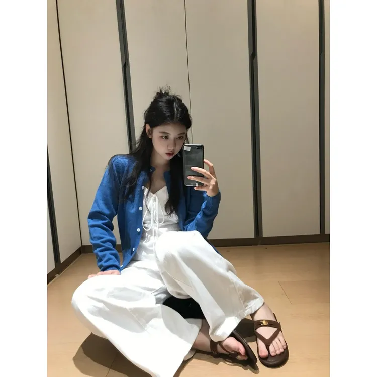 温柔系穿搭白色时尚套装设计感长袖上衣休闲阔腿裤蓝色针织开衫女