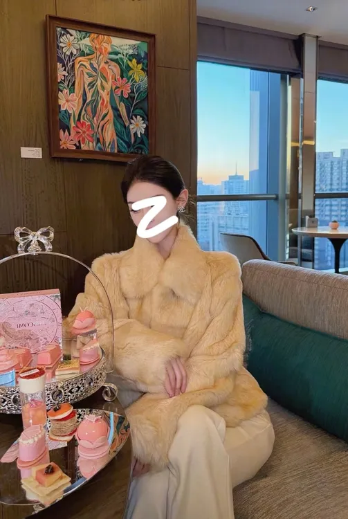 “北欧清晨”2025秋冬新款原创时尚潮流双色兔毛短款皮草外套