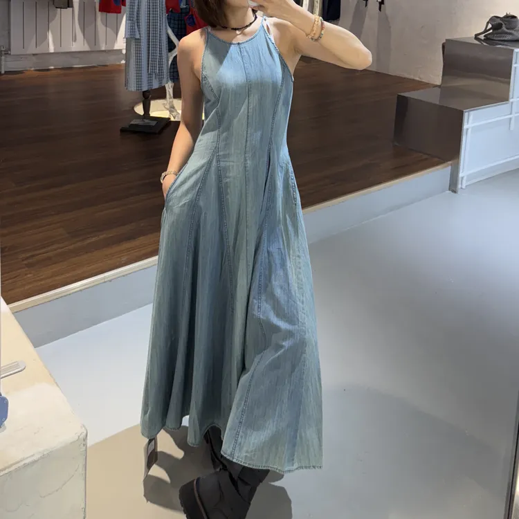 超显瘦浅色牛仔吊带长裙