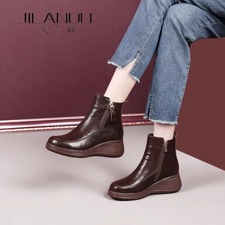 坡跟真皮短靴女冬季2025新款厚底中年妈妈鞋软底加绒加厚牛皮女靴