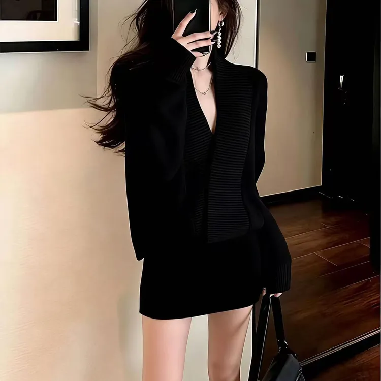S101轻熟贵气黑色V领针织连衣裙女冬季新款掐腰气质高级感显瘦裙