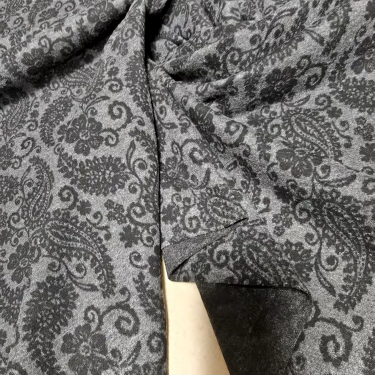 新款精仿提花腰果花布料，布料舒适柔软，四面弹力，适合做裤子外套。