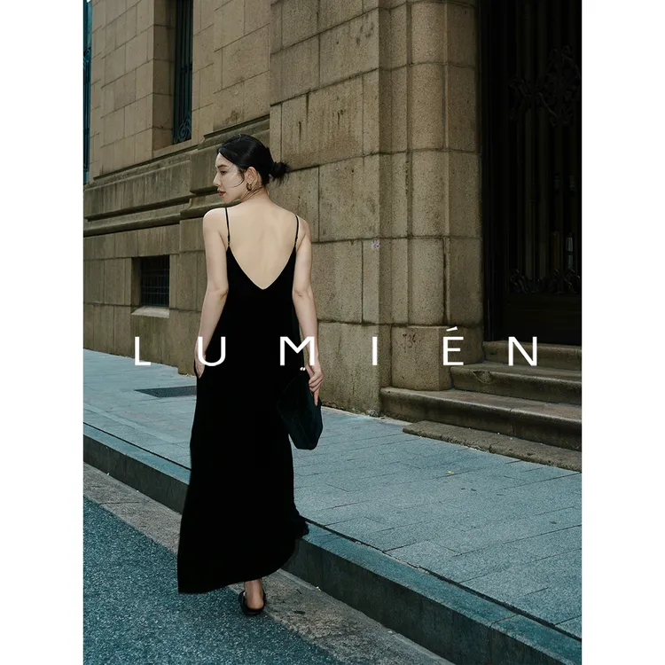 【LUMIEN 新品】“黑天鹅”桑蚕丝丝绒吊带连衣裙LX5FLL143