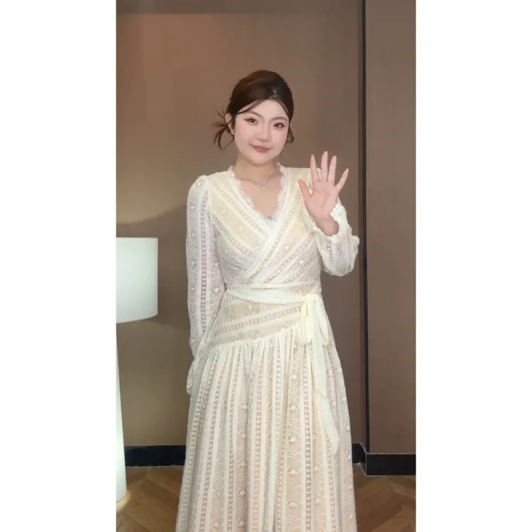 大码mm秋冬设计感连衣裙收腰长袖蕾丝V领法式复古气质显瘦长裙