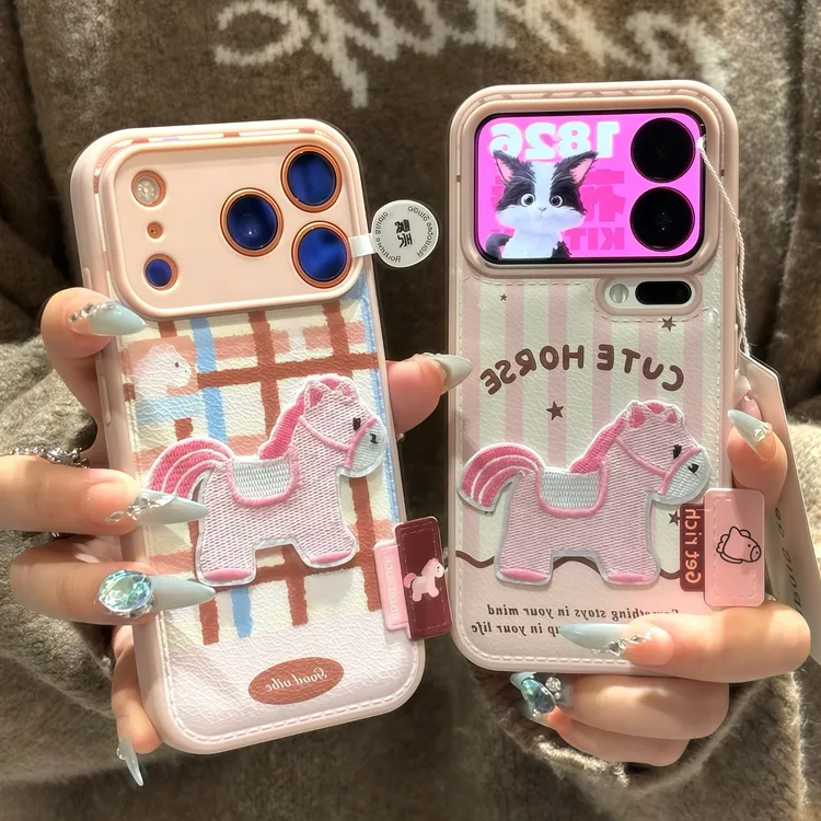 少女粉刺绣小马标签适用苹果16/17手机壳iPhone15小米vivoppo华为