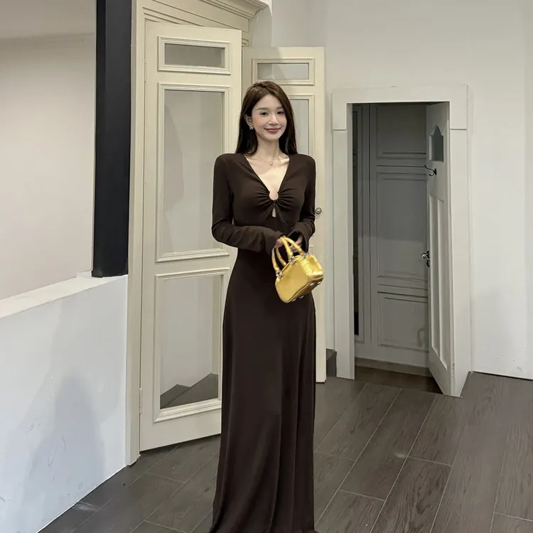 纯欲设计感v领长袖连衣裙2025秋季新款修身显瘦御姐气质包臀长裙
