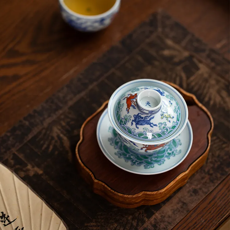 五里雾 斗彩飞马天字盖碗