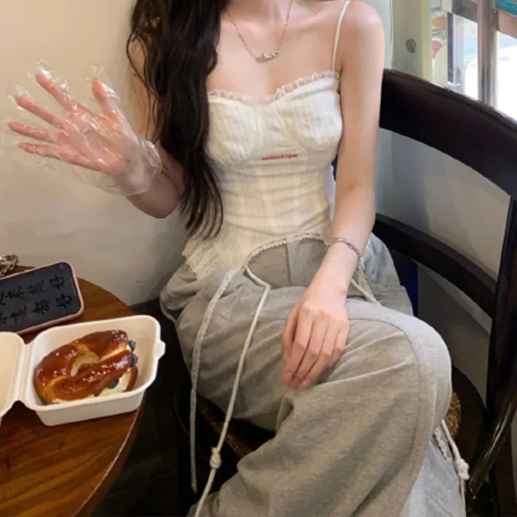 美式辣妹设计感收腰吊带蕾丝拼接修身上衣配显瘦高腰休闲裤套装