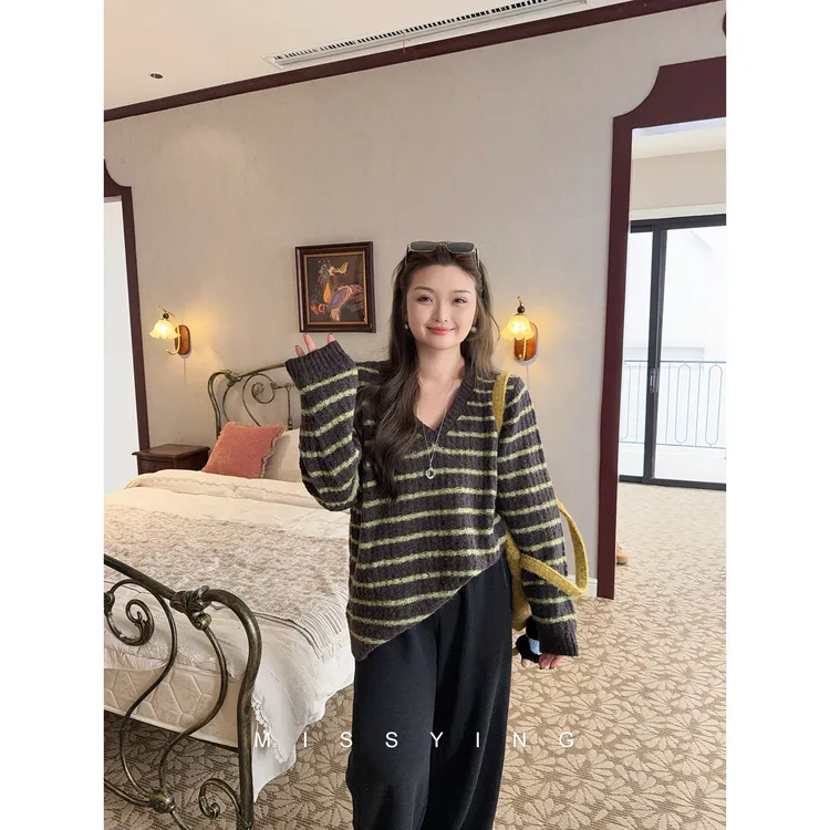 应小姐【条纹乐章】微胖大码韩版显瘦长袖休闲风条纹V领毛衣针织衫